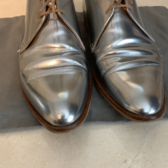 Everlane The E2 Shine Modern Oxford in Silver - Picture 4 of 8